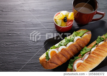 在一張木桌上的 Banh Mi 在一張木桌上的 Banh Mi 105608372