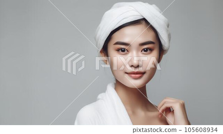 亞洲女人洗完澡後，頭上裹著毛巾，穿著浴袍，洗澡時間（生成人工智能） 105608934