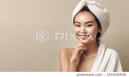 亞洲女人洗完澡後，頭上裹著毛巾，穿著浴袍，洗澡時間（生成人工智能） 105608936