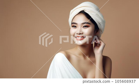 亞洲女人洗完澡後，頭上裹著毛巾，穿著浴袍，洗澡時間（生成人工智能） 105608937