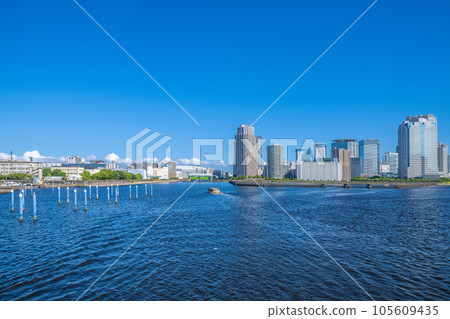 日本東京城市景觀 從相生橋看到豐洲水閘、豐洲、船屋(新並)等 日本東京城市景觀 從相生橋看到豐洲水閘、豐洲、船屋(新並)等 105609435