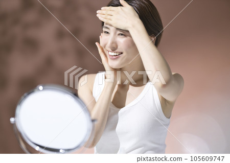 年輕女子照顧你的皮膚 年輕女子照顧你的皮膚 105609747