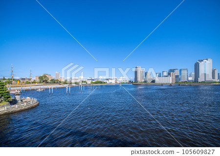日本東京城市景觀從中之島公園(屏幕左側)、東京海洋科技大學、豐洲水閘、船屋(新並)等相生橋的景色 日本東京城市景觀從中之島公園(屏幕左側)、東京海洋科技大學、豐洲水閘、船屋(新並)等相生橋的景色 105609827