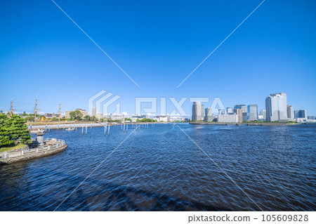 日本東京城市景觀從中之島公園(屏幕左側)、東京海洋科技大學、豐洲水閘、船屋(新並)等相生橋的景色 日本東京城市景觀從中之島公園(屏幕左側)、東京海洋科技大學、豐洲水閘、船屋(新並)等相生橋的景色 105609828