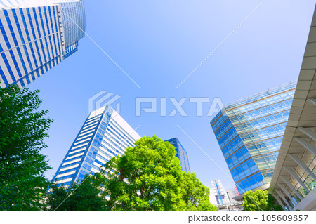 [Tokyo] August: Business district in front of Shinagawa Station 105609857