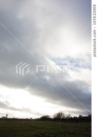 巨大的灰色雲彩在廣闊的田野上蔓延 105610009