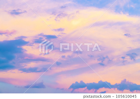 平靜的夕陽的天空 平靜的夕陽的天空 105610045