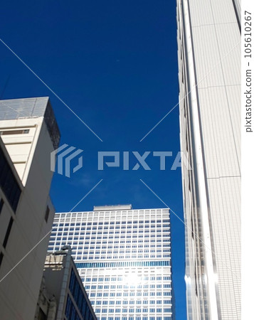 蔚藍的天空中閃耀的高層建築 105610267