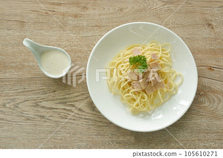 steamed spaghetti white cabonara cream sauce topping slice ham pork on plate steamed spaghetti white cabonara cream sauce topping slice ham pork on plate 105610271