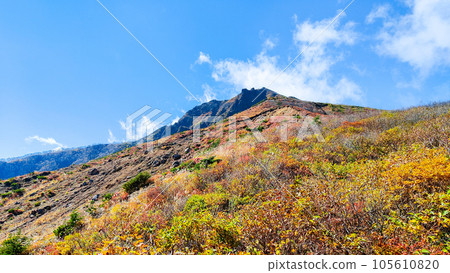 Mt. Bandai climbing in autumn: Numanodaira to Tenguiwa (View of Mt. Bandai from the trail) 105610820