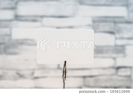 Memo paper sandwiched between memo clips 105611699