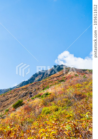 Mt. Bandai climbing in autumn: Numanodaira to Tenguiwa (View of Mt. Bandai from the trail) 105611812