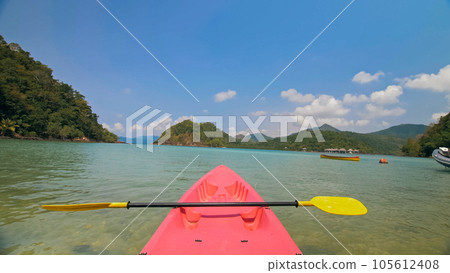 Yellow paddle on pink canoe standing on sand beach Yellow paddle on pink canoe standing on sand beach 105612408