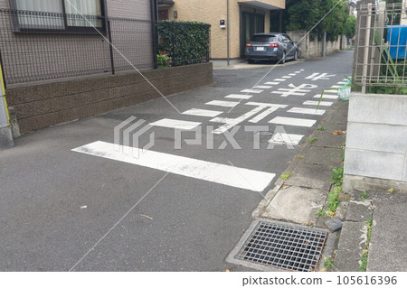 停止線 停止道路標線 停止線 停止道路標線 105616396