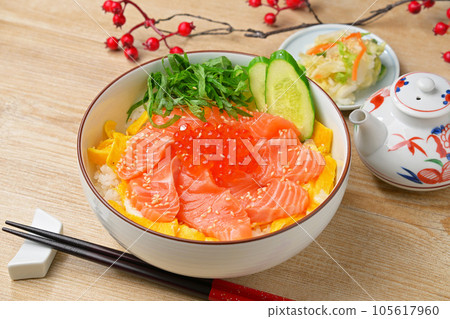 Salmon oyakodon (salmon sashimi and salmon roe) topped with kinshi tamago, cucumber and perilla. 105617960