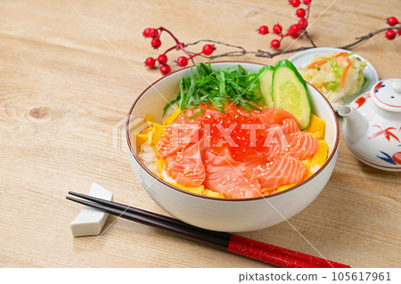 Salmon oyakodon (salmon sashimi and salmon roe) topped with kinshi tamago, cucumber and perilla. 105617961