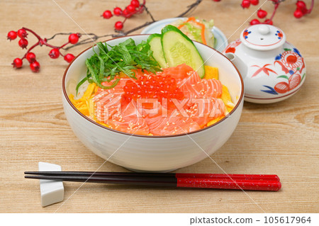 鮭魚親子丼（鮭魚生魚片和鮭魚子）配上金絲玉子、黃瓜和紫蘇。 105617964