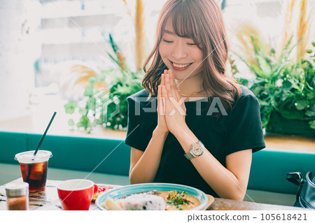 Smiling businesswoman eating lunch Smiling businesswoman eating lunch 105618421