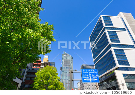 [Tokyo] A view of Toranomon Hills, Tokyo in the blue sky in August 105619690