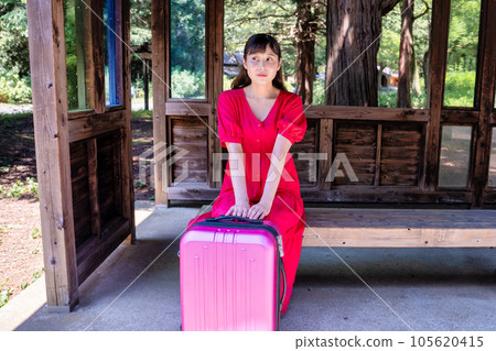 Woman sitting on a bench on a sightseeing trip Woman sitting on a bench on a sightseeing trip 105620415