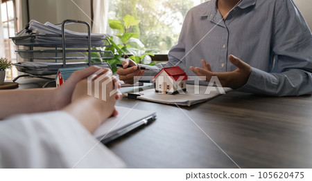 Real estate agents homes in the project to explain in detail to clients. Explain and present information about home and mortgage purchases. real estate trading ideas Real estate agents homes in the project to explain in detail to clients. Explain and present information about home and mortgage purchases. real estate trading ideas 105620475