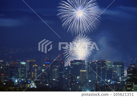 從展望台看到浪速淀川煙火和大阪城 從展望台看到浪速淀川煙火和大阪城 105621351