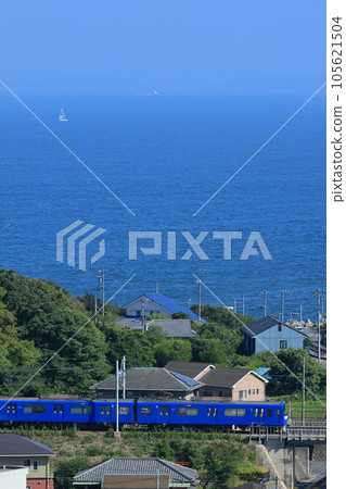 Summer is in full swing, and the blue Keikyu collaboration with the calm sea in the background Summer is in full swing, and the blue Keikyu collaboration with the calm sea in the background 105621504