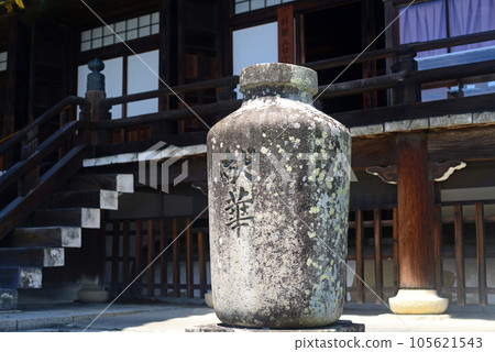 京都清涼寺正殿前的供奉石甕 京都清涼寺正殿前的供奉石甕 105621543