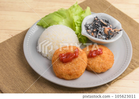 經典的炸丸子午餐 經典的炸丸子午餐 105623011