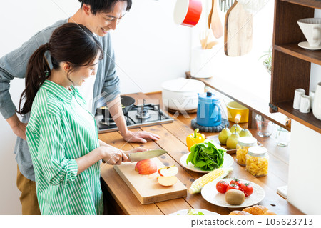 年輕夫婦在廚房做飯 105623713