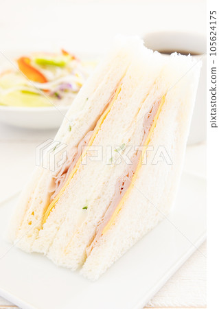 美味的金槍魚火腿奶酪三明治、沙拉和咖啡早晨 105624175