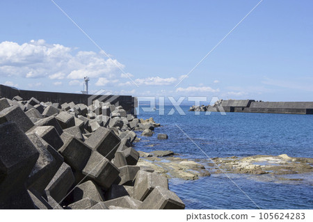 夏季的岩戶海岸風景 鳥取縣 岩戶海岸 夏季的岩戶海岸風景 鳥取縣 岩戶海岸 105624283