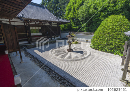 Dry landscape with chrysanthemum crest, Ryukaden garden of Sennyu-ji Unryuin Dry landscape with chrysanthemum crest, Ryukaden garden of Sennyu-ji Unryuin 105625461