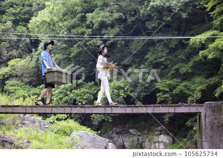 一對夫婦帶著行李前往露營地 一對夫婦帶著行李前往露營地 105625734