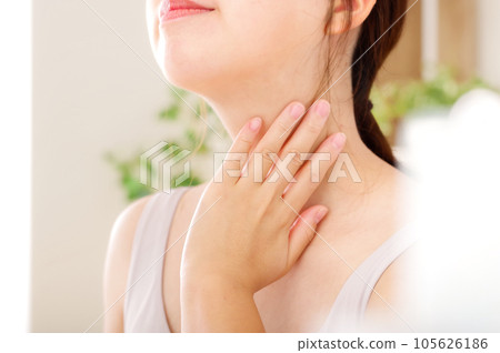 照顧脖子的年輕女子 照顧脖子的年輕女子 105626186