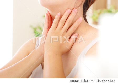 Young woman taking care of her neck 105626188