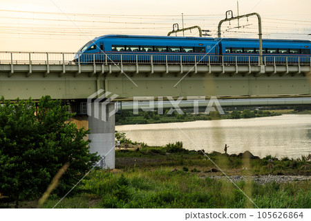 小田急浪漫特快穿過夕陽照耀下的鐵橋 小田急浪漫特快穿過夕陽照耀下的鐵橋 105626864