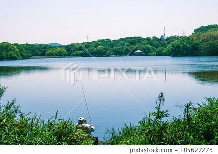 [#Park] 一名男子在池塘里釣魚 105627273