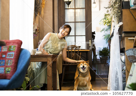 碼頭咖啡館年輕女子狗看著相機 105627770