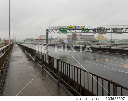 大和河大橋的風景在大雨中 大和河大橋的風景在大雨中 105627897