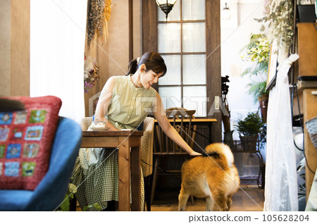 碼頭咖啡館年輕女子狗形象 105628204