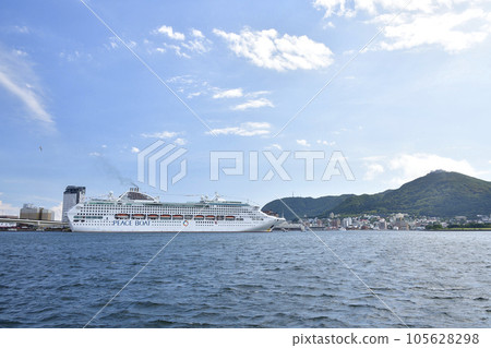 拍攝夏季停靠在北海道函館市函館港的太平洋世界遊輪的風景 105628298
