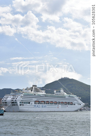 Photographing the scenery of the cruise ship Pacific World that calls at Hakodate Port in Hakodate City, Hokkaido in summer Photographing the scenery of the cruise ship Pacific World that calls at Hakodate Port in Hakodate City, Hokkaido in summer 105628301