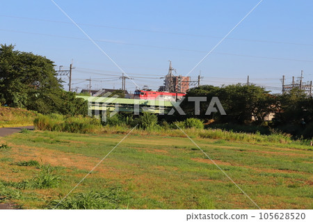 埼玉縣蓮田市附近本荒川鐵橋上運行的EH500型電力機車 埼玉縣蓮田市附近本荒川鐵橋上運行的EH500型電力機車 105628520
