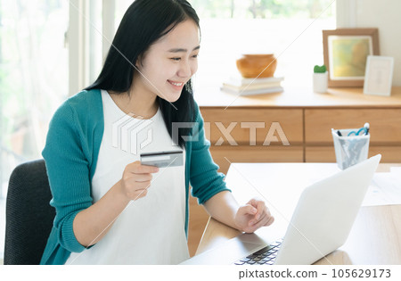 Young women shopping online Young women shopping online 105629173