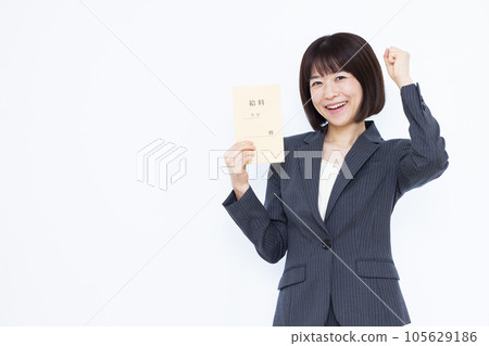一名三十多歲的女性拿著工資袋,在白色背景前擺出膽量姿勢 一名三十多歲的女性拿著工資袋,在白色背景前擺出膽量姿勢 105629186