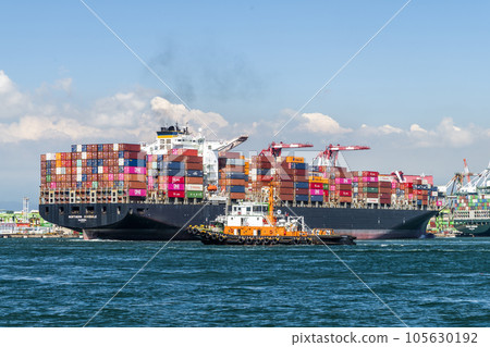 The container ship is about to dock at the port of Kaohsiung, Taiwan. 105630192