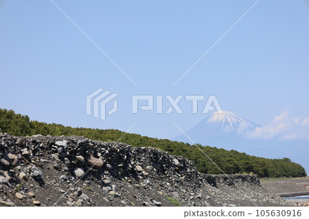 從三保之松原海灘眺望富士山 從三保之松原海灘眺望富士山 105630916