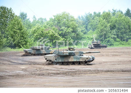 Type 99 self-propelled 155mm howitzer and Type 90 tank during simulation training 105631494