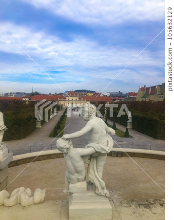 Vienna - fountain in garden around Belvedere palace 105632129